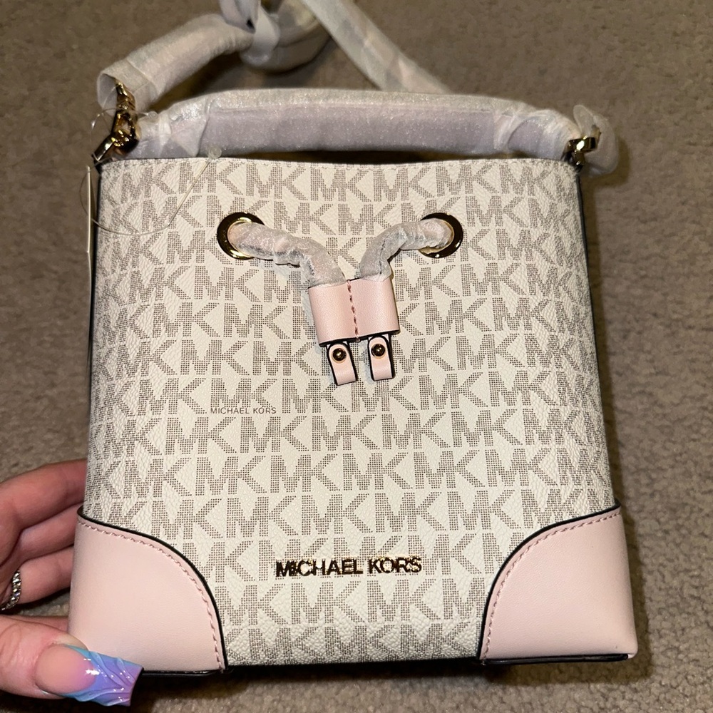 Michael kors mini bucket bag. Never worn with tags